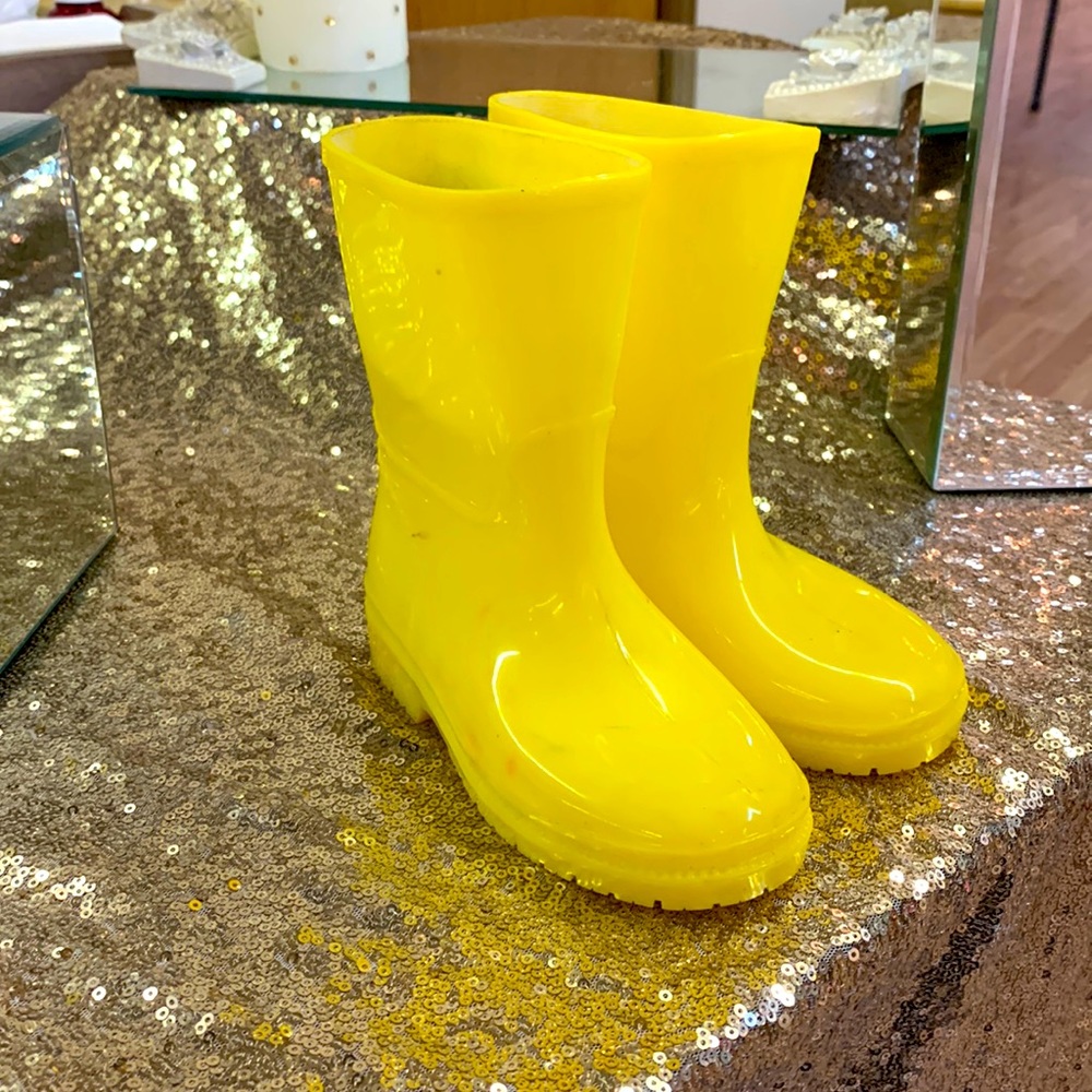 EASY yellow rain boot size 8